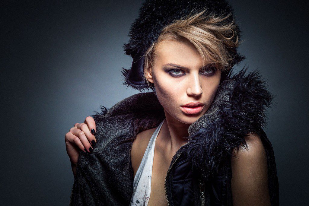 Model in Winterjacke mit Pelzkragen