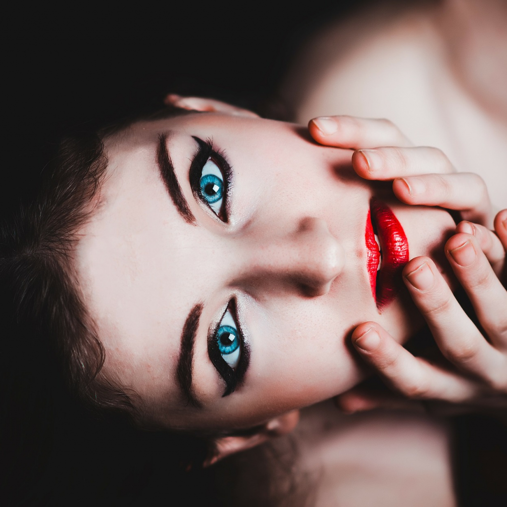 Frau mit rot geschminkten Lippen