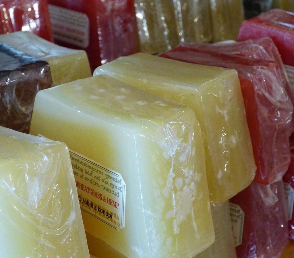 Verpackte, farbige Seifenstücke stapeln sich in einem Verkaufsregal